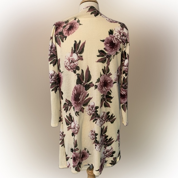 Charlotte Russe Floral Cardigan - Picture 2 of 6